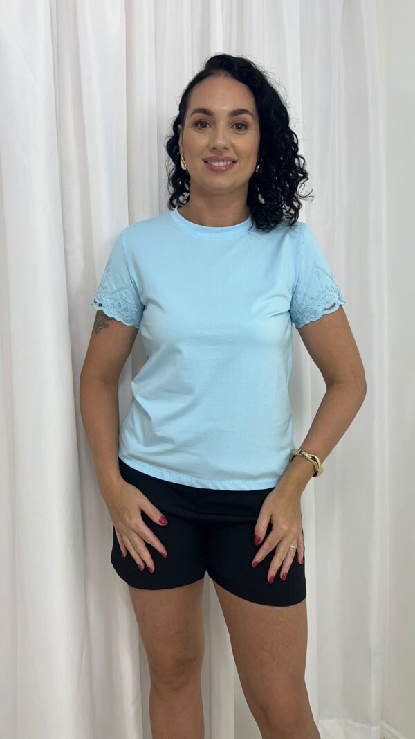 Blusa Azul Bebê com Bordado na Manga