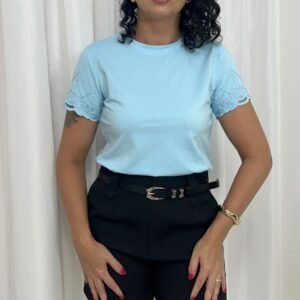 Blusa Azul Bebê com Bordado na Manga