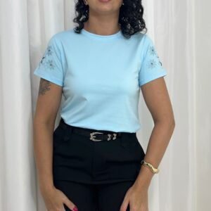 Blusa Azul com Bordado na Manga