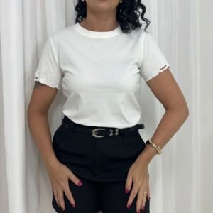 Blusa Branca com Bordado na Manga